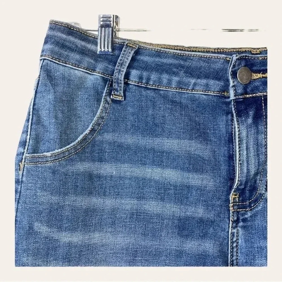 0792. NWT VOCAL DENIM SHORTS WITH CUFFED BOTTOMS AND STUDED LIKE DIAMONDS - Picture 3 of 12